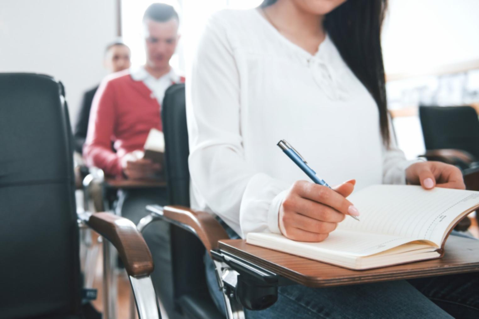 Studenti impegnati in attività di gruppo durante un corso di psicologia sociale