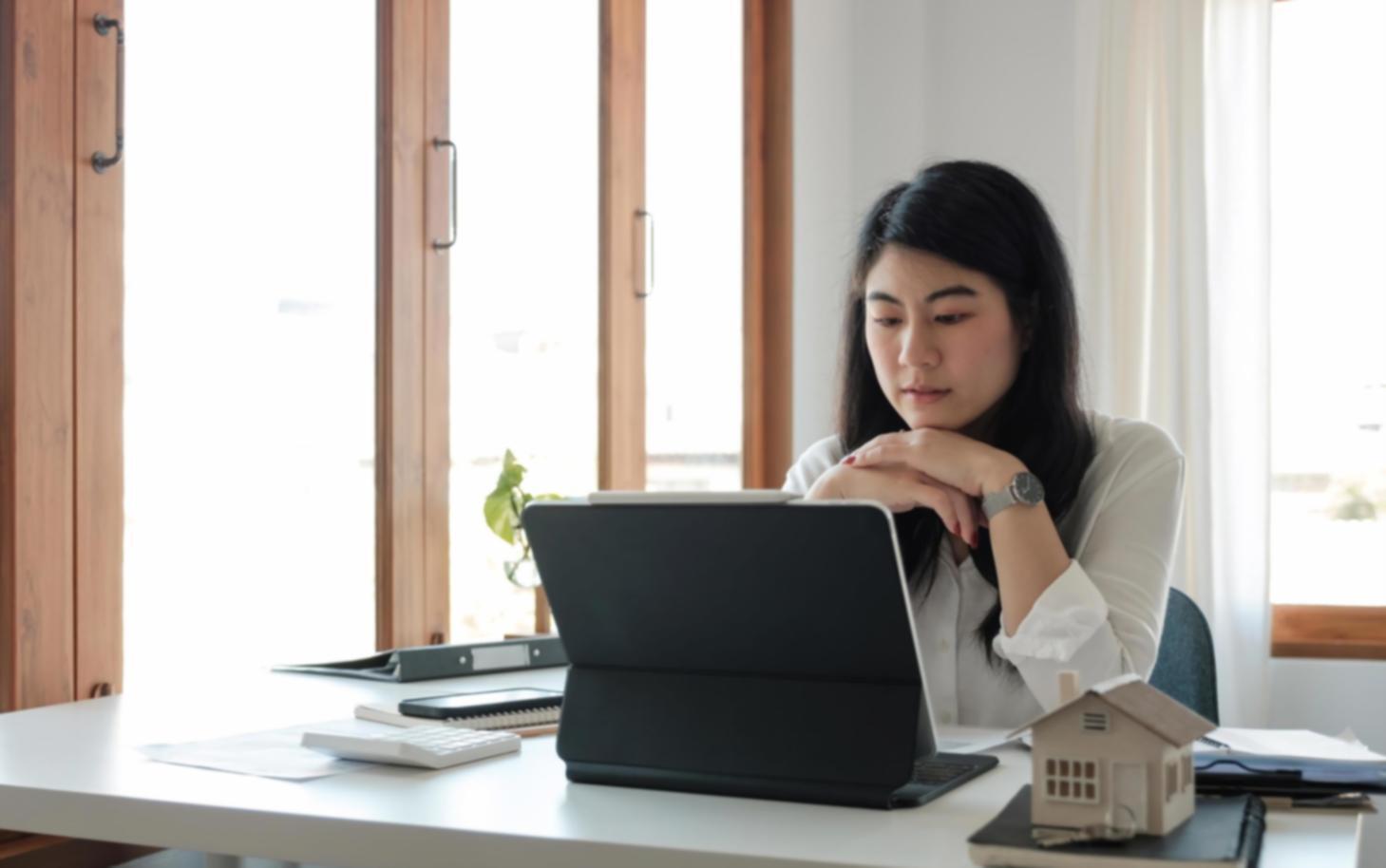 Professionista che applica tecniche di psicologia sociale durante una consulenza